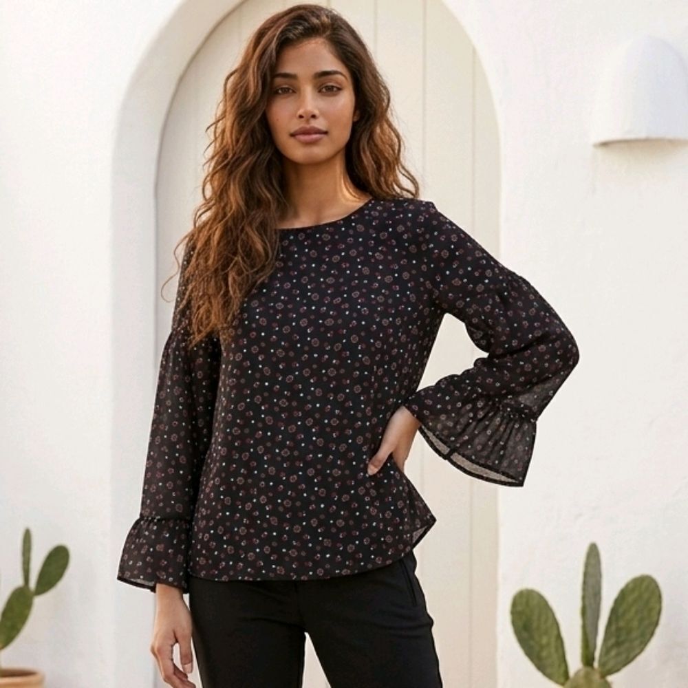LOFTโPetiteย Black Geo Floral Bell Sleeve Mixed Media Top Women's BlouseโXSP